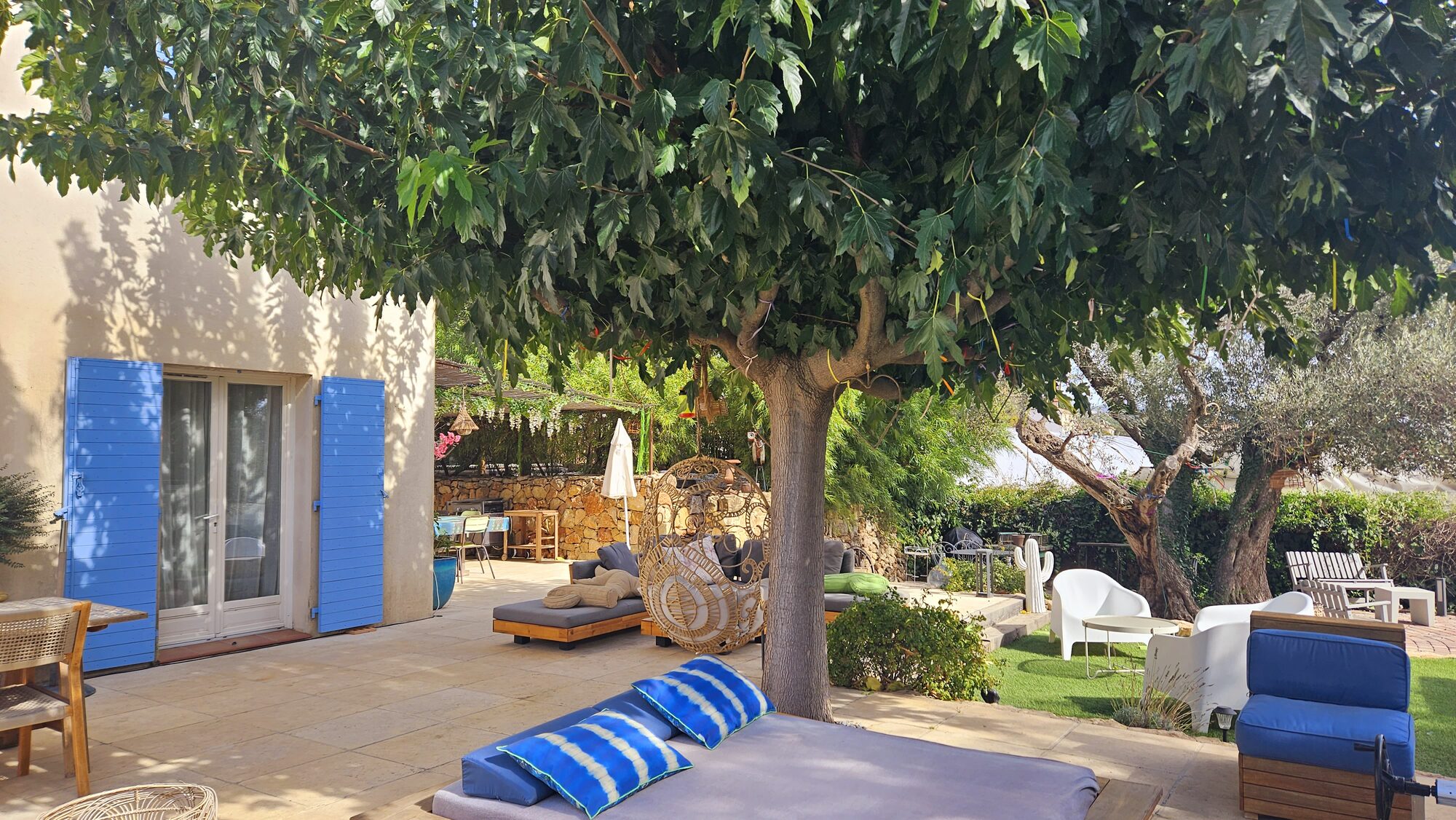 Terrasse ombragée par le mûrier-platane