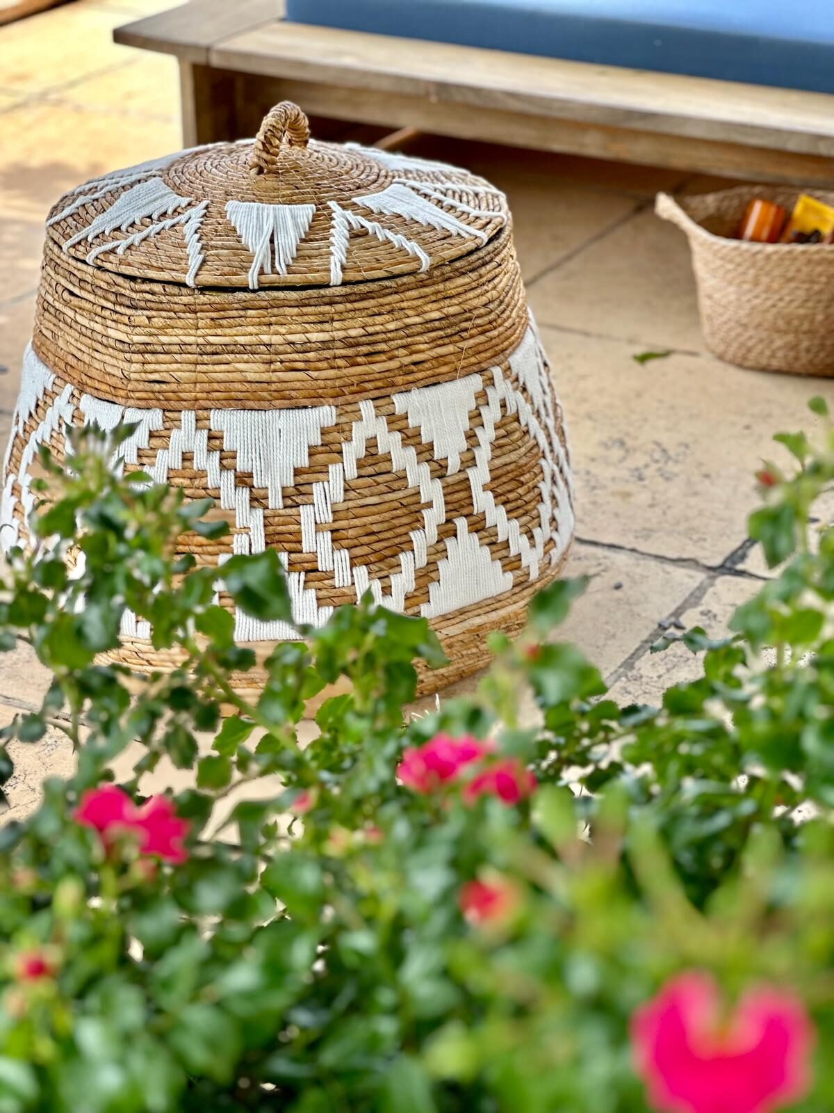 Panier tressé et roses du jardin