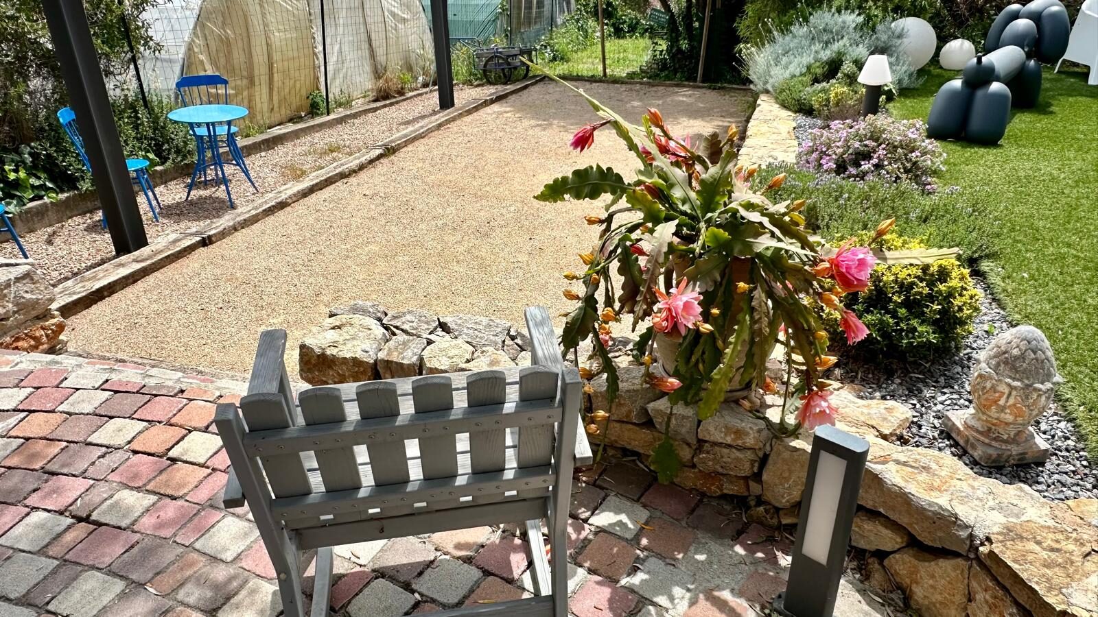 Terrain de pétanque dans le jardin