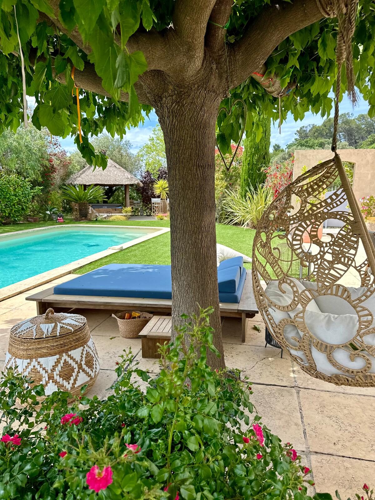 Piscine chauffée à l'ombre du mûrier-platane avec espaces de repos