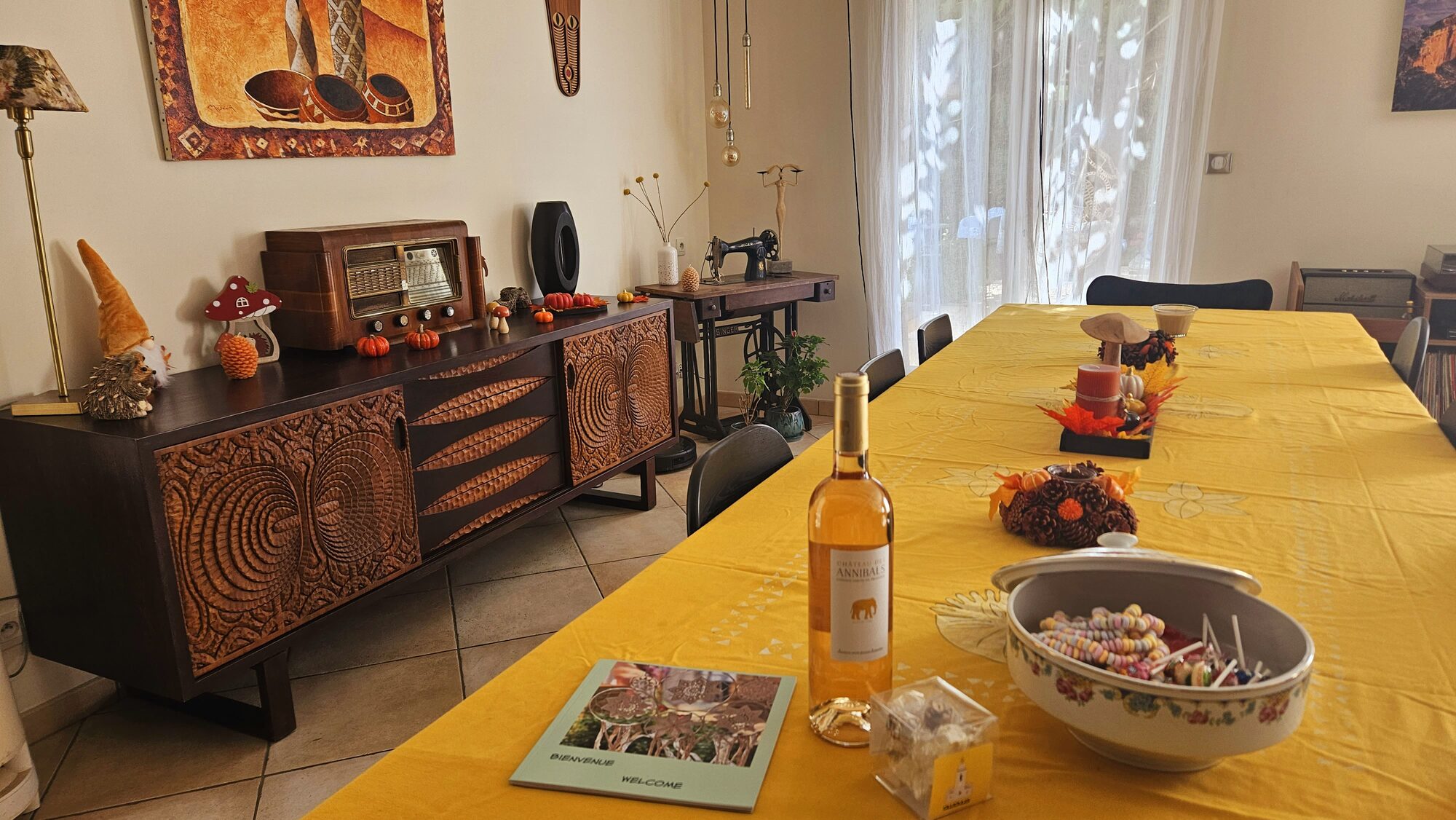 Salle à manger avec décoration chaleureuse et vintage