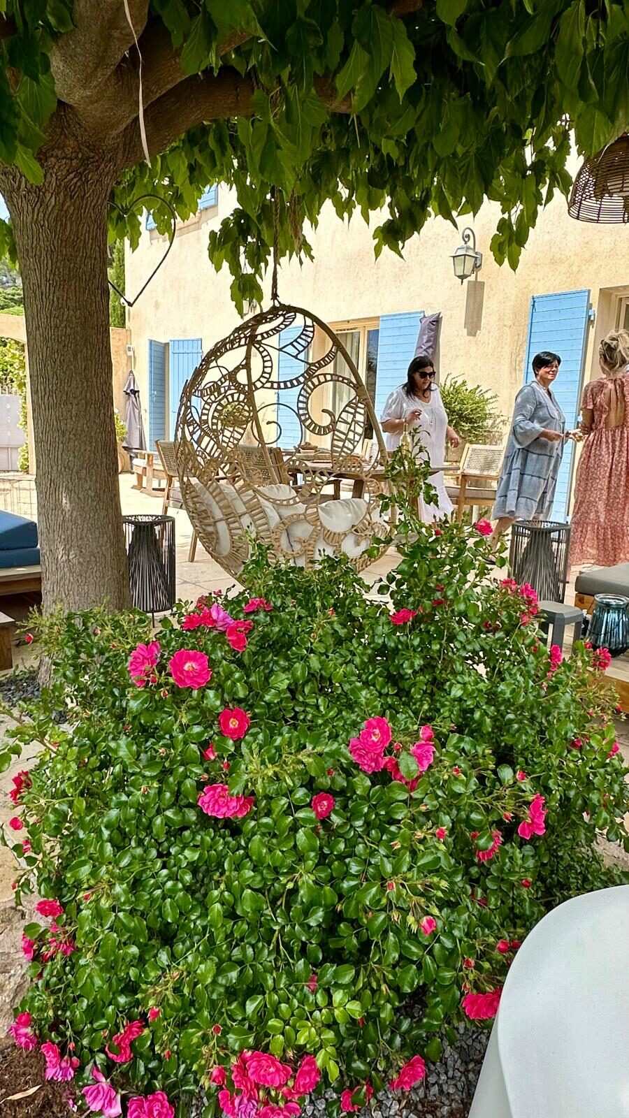 Fauteuil suspendu et coin cocon sur la terrasse